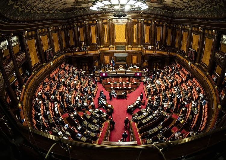 Nuovamente i deputati sono seduti nel vecchio palazzo del partito